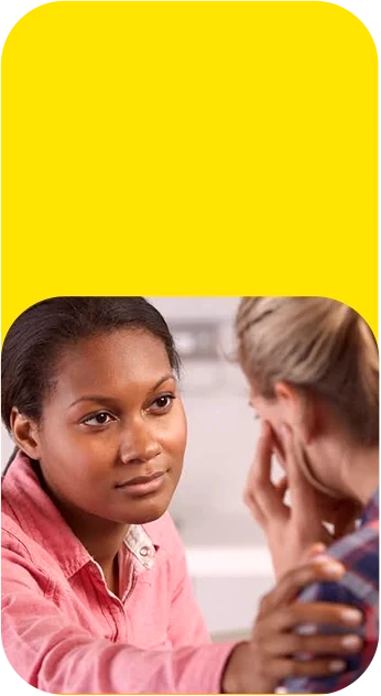 Profissional acolhendo uma mulher em atendimento
