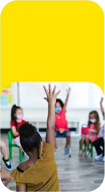 Crianças em atividade coletiva numa sala de aula